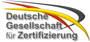 Logo der Deutschen Gesellschaft für Zertifizierung mit drei geschwungenen Linien in Schwarz, Rot und Gelb über dem Text