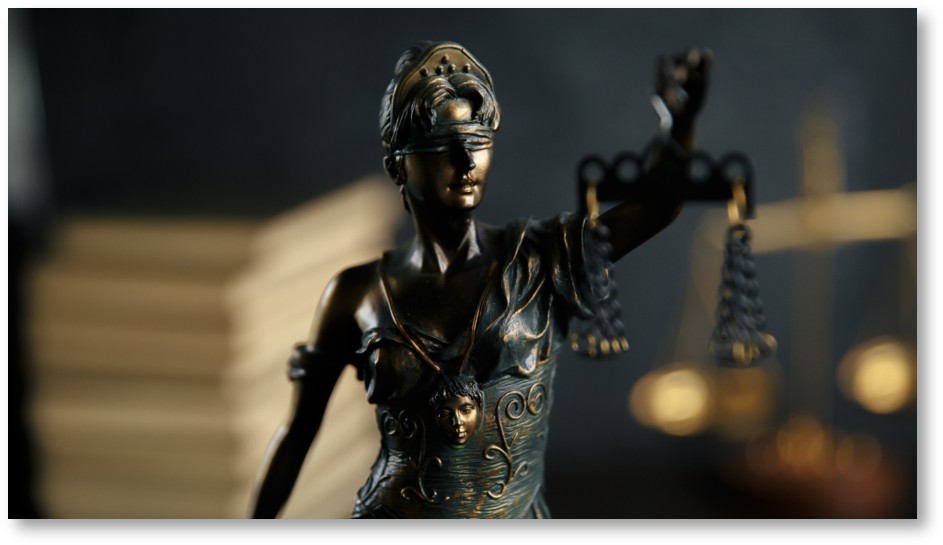 Ein Makroaufnahme einer kleinen Statue von Justitia